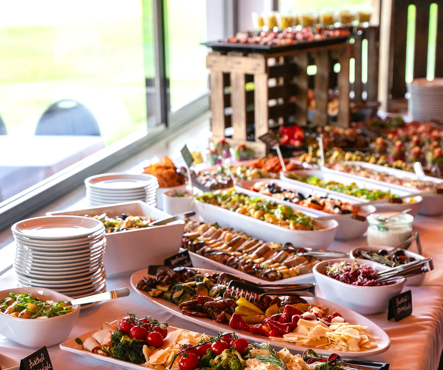 Ein Buffet mit verschiedenen Speisen