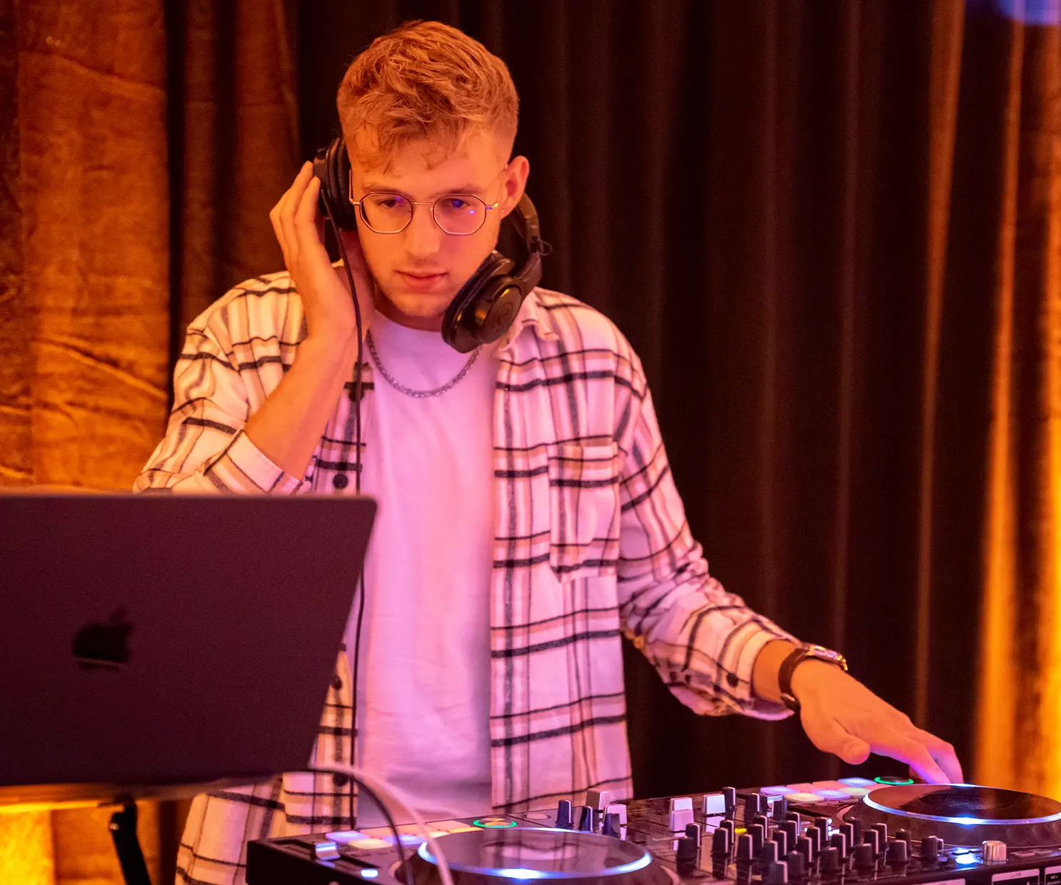 Ein DJ legt Musik auf