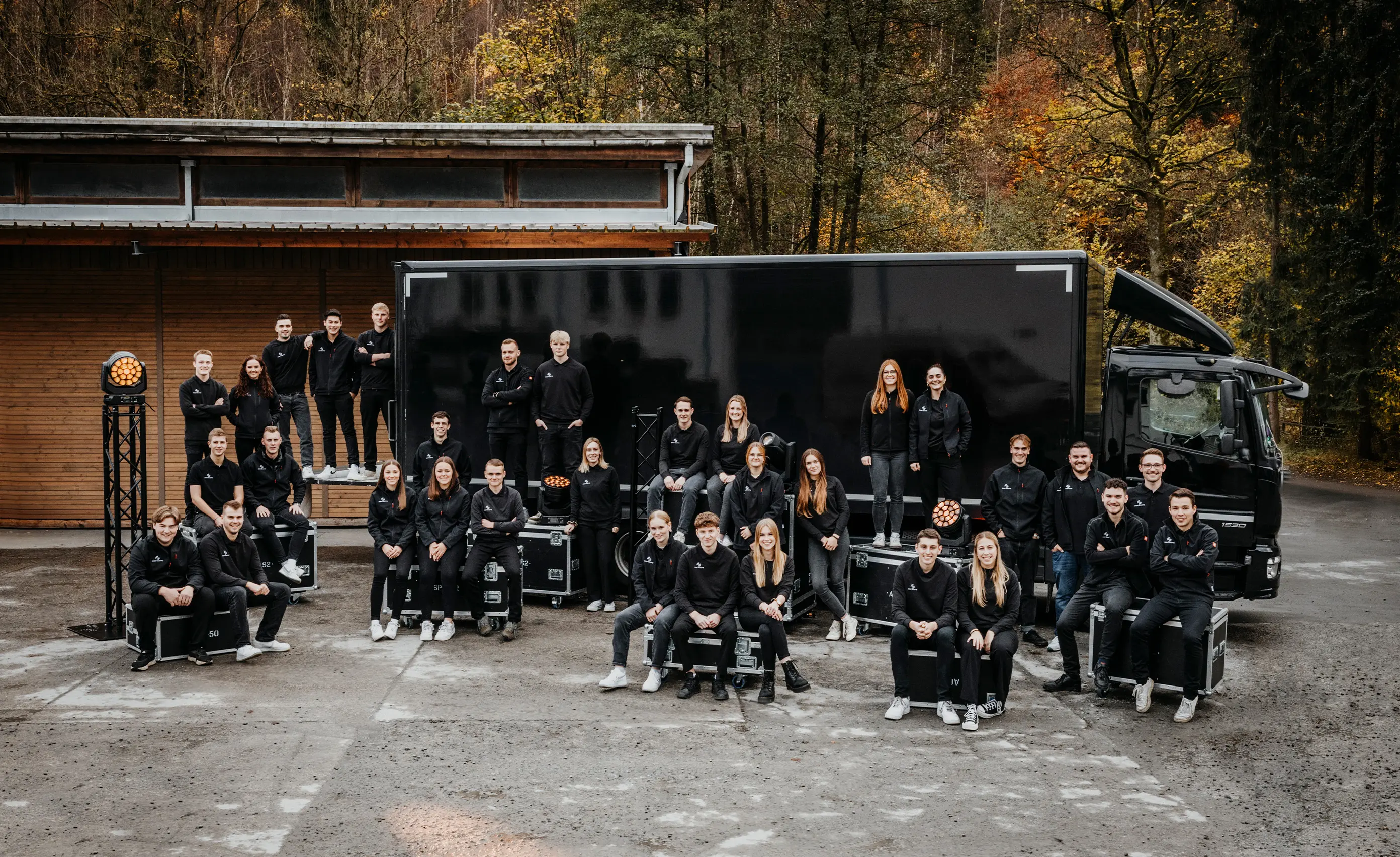 Teambild vor einem Transporter